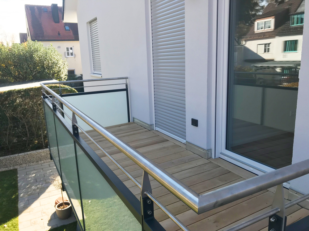 Glasbalkon mit Holzboden Außenansicht 